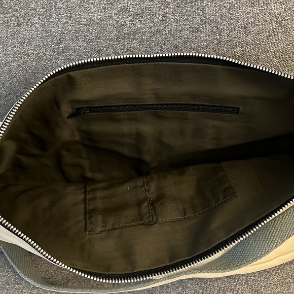 Urban Outfitters Ivory Leather Crossbody Hobo NWT - Picture 3 of 3